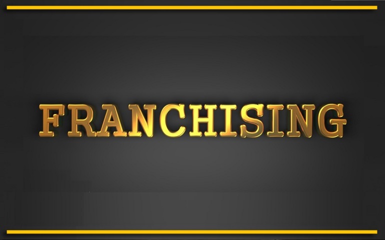 Золотая надпись Franchising на черном фоне