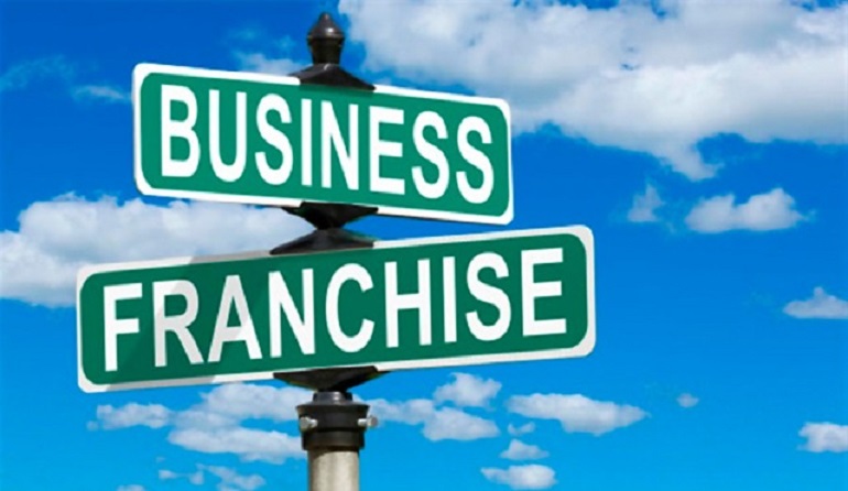 Указатели Business и Franchise на фоне неба